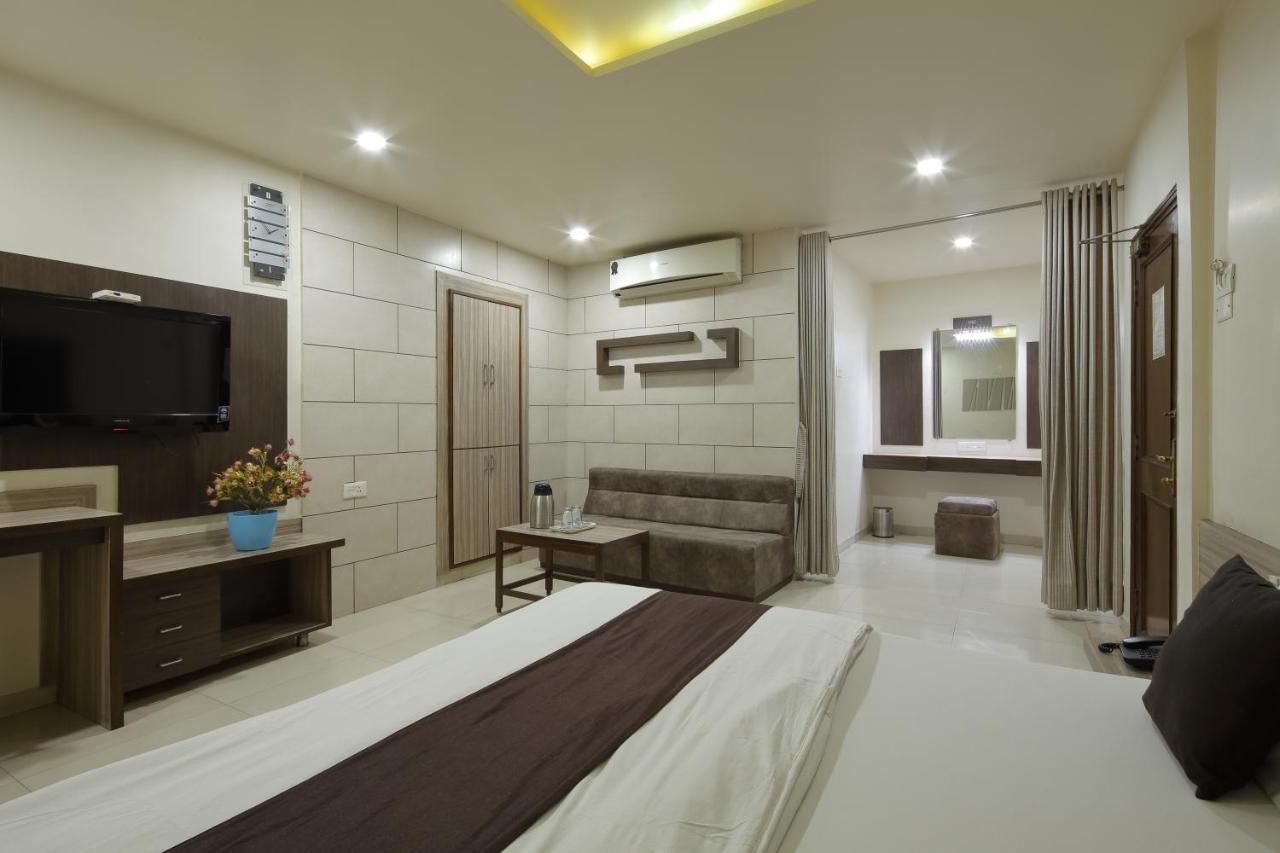 Hotel Good Night Ahmedabad Exteriör bild