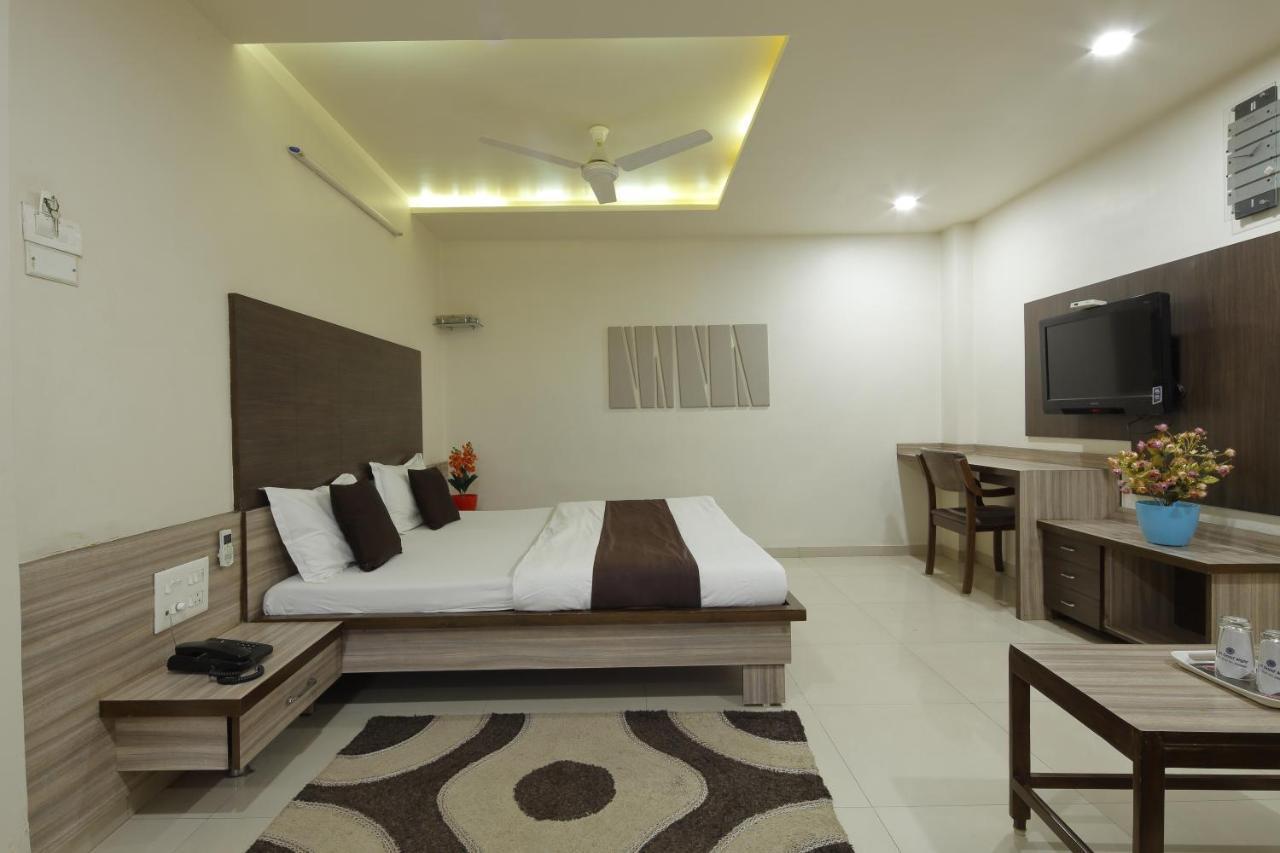 Hotel Good Night Ahmedabad Exteriör bild