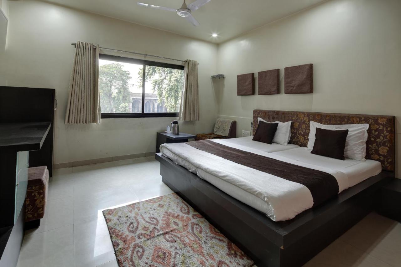 Hotel Good Night Ahmedabad Exteriör bild