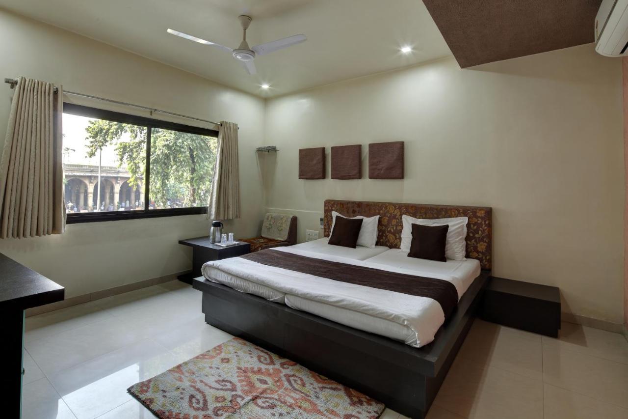 Hotel Good Night Ahmedabad Exteriör bild