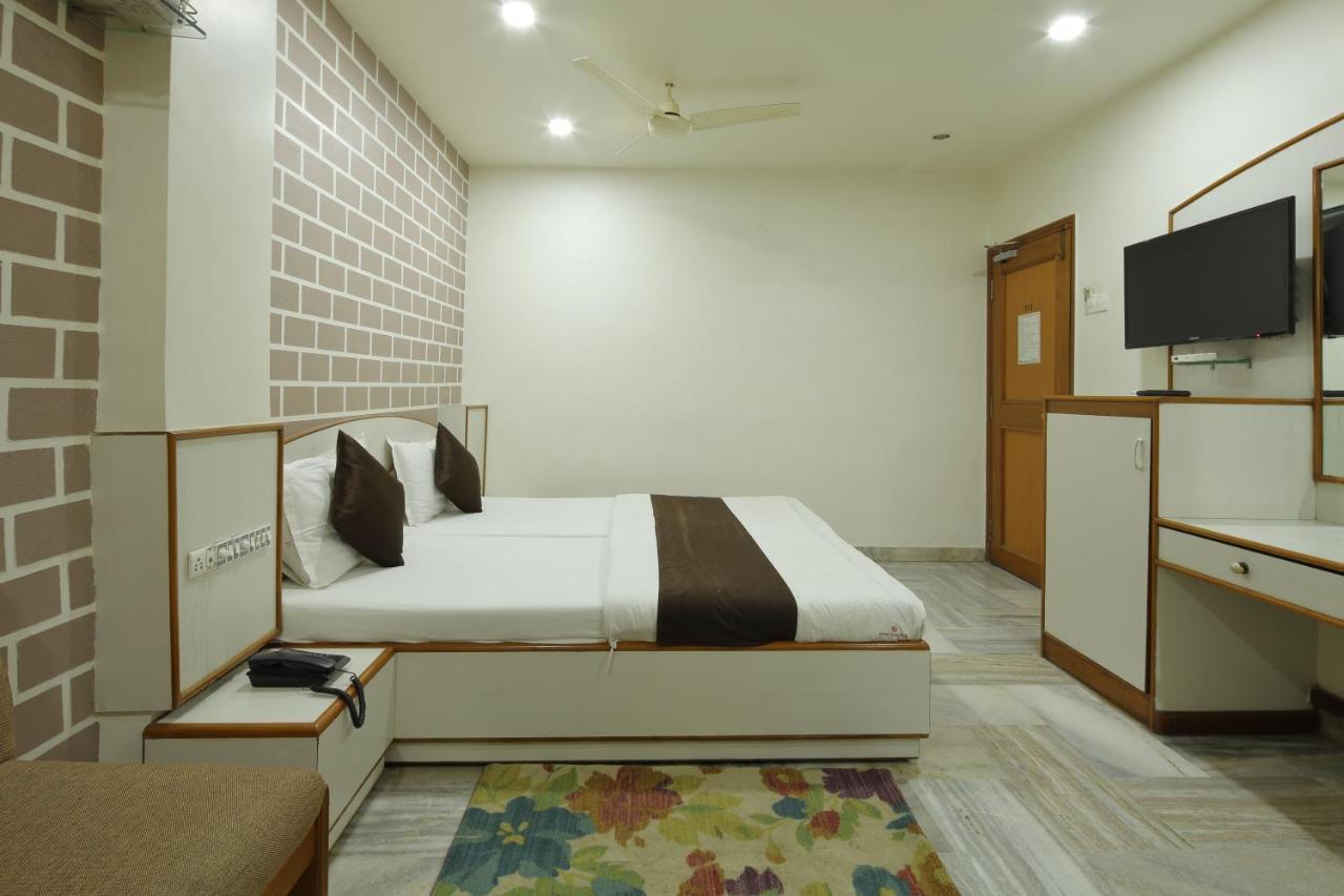 Hotel Good Night Ahmedabad Exteriör bild