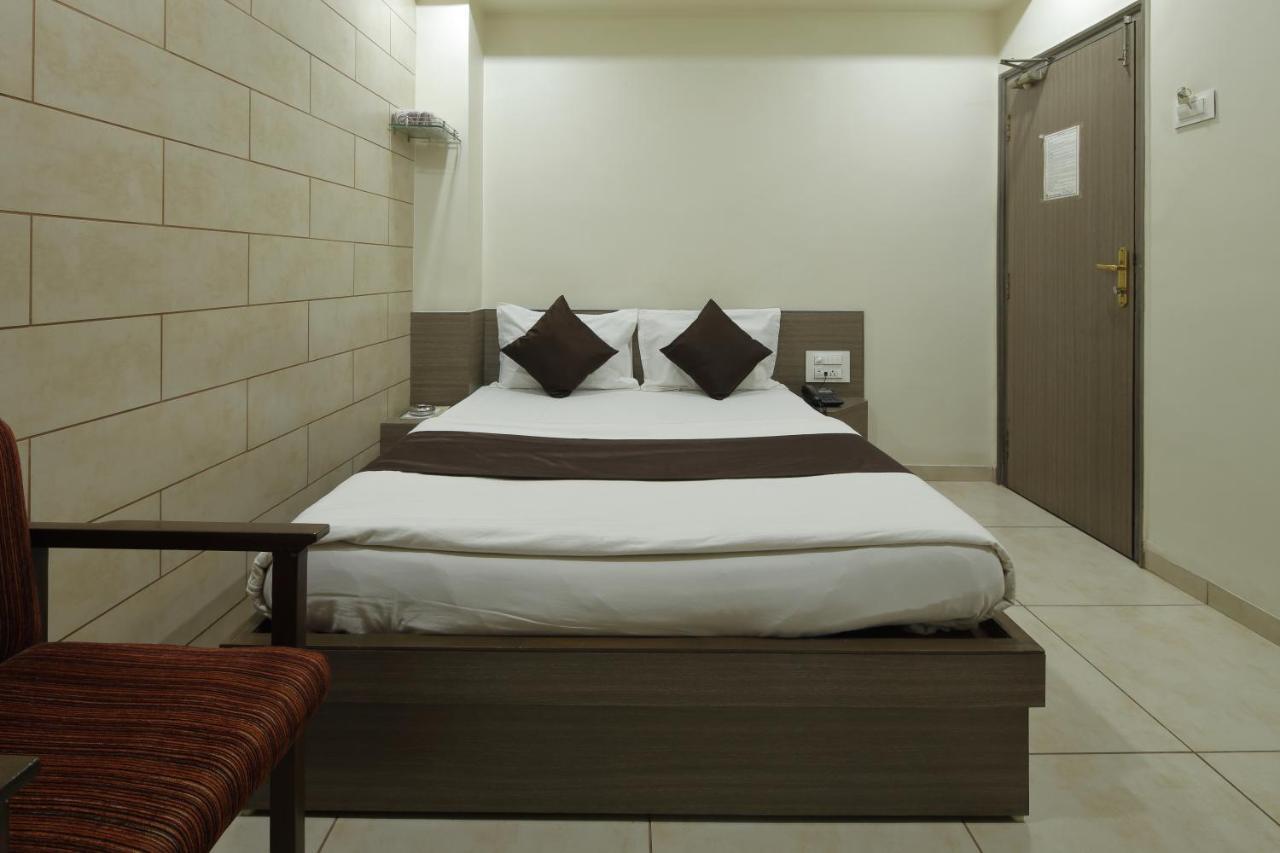 Hotel Good Night Ahmedabad Exteriör bild