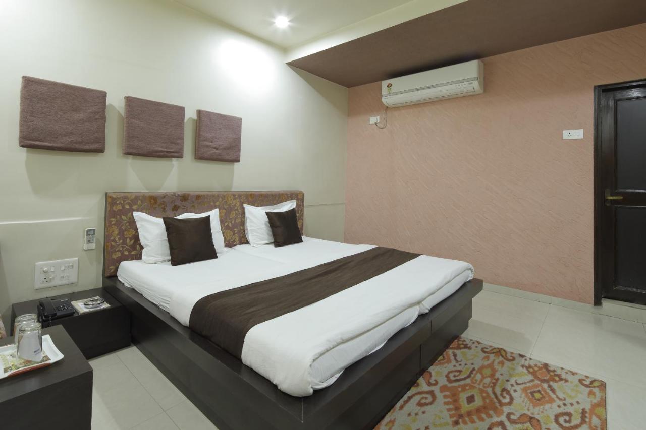Hotel Good Night Ahmedabad Exteriör bild