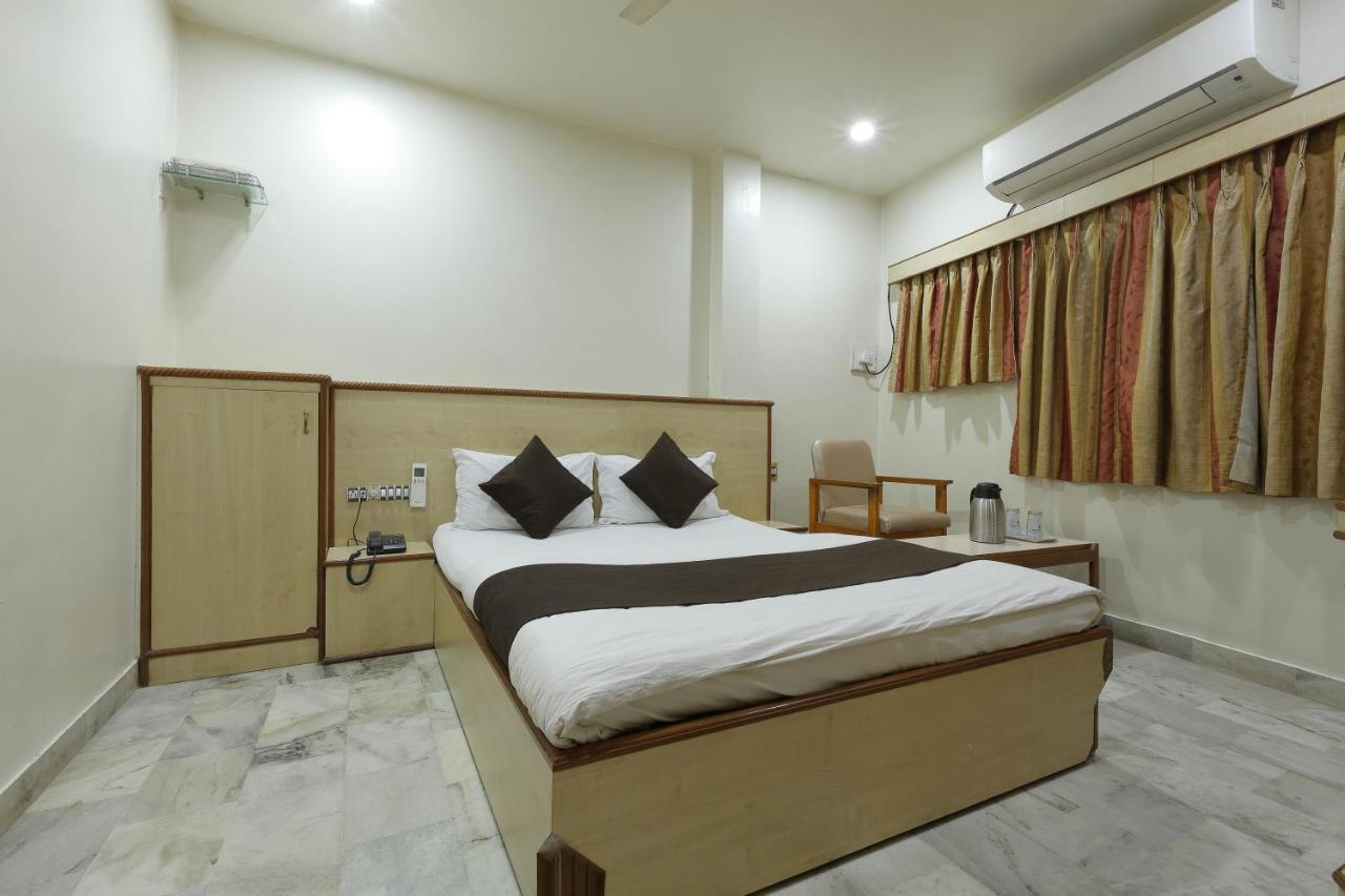 Hotel Good Night Ahmedabad Exteriör bild