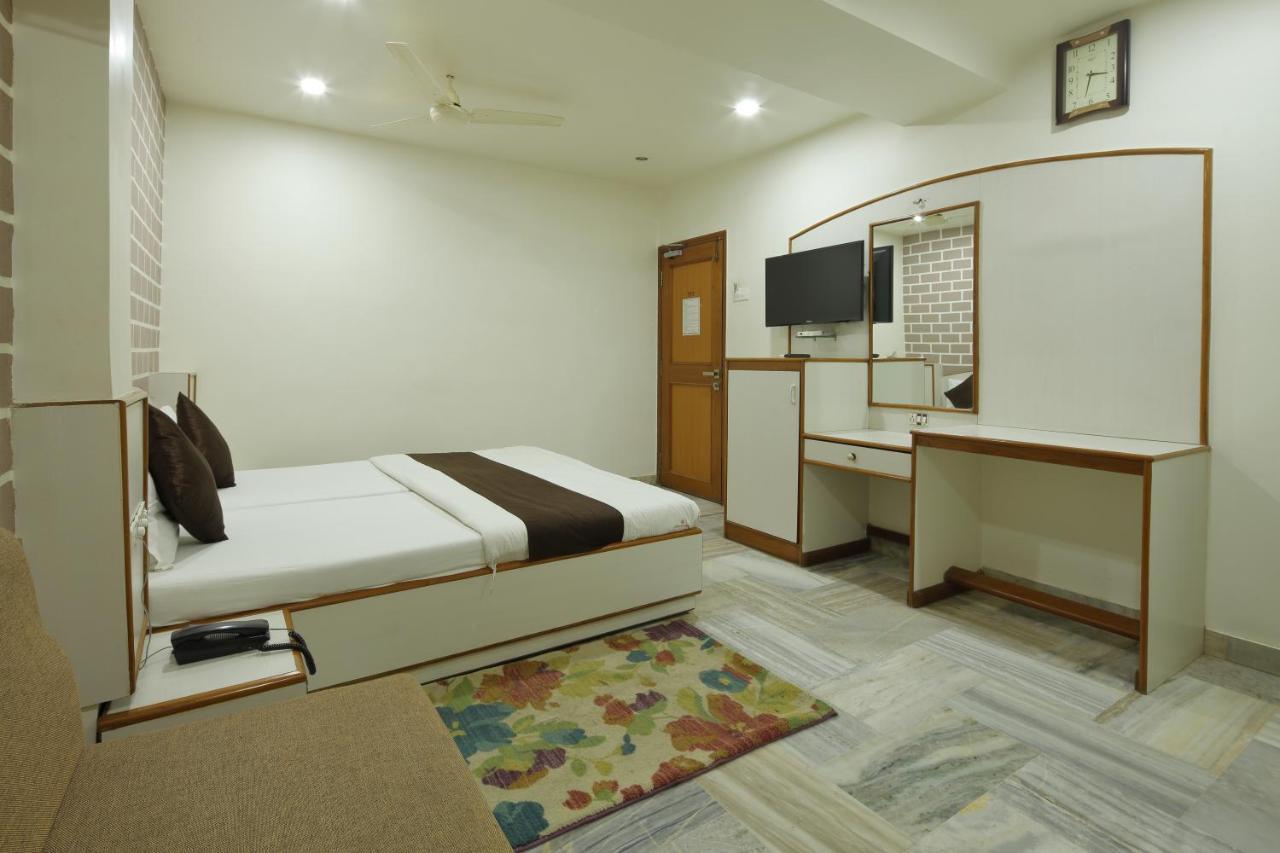 Hotel Good Night Ahmedabad Exteriör bild