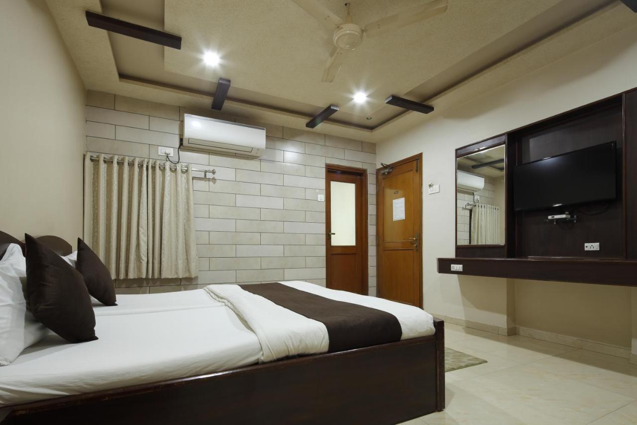 Hotel Good Night Ahmedabad Exteriör bild