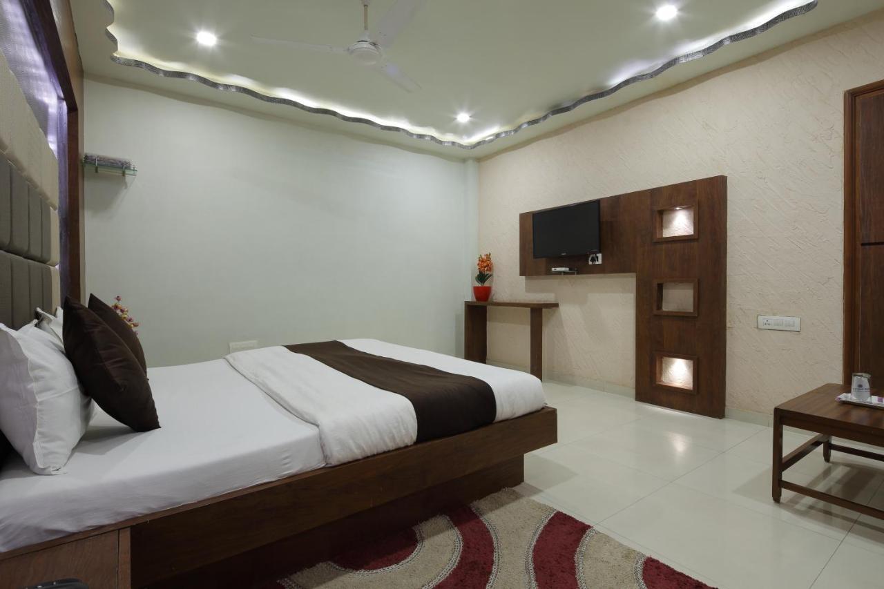 Hotel Good Night Ahmedabad Exteriör bild